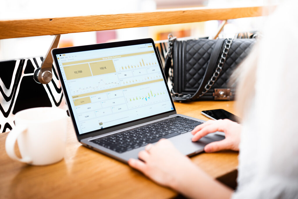 BeMarketing - KPI Dashboard mockup in thuiskantoor voor social media cijfers